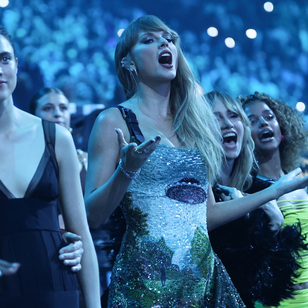 2025 MTV VMAs Taylor Swift Makes History With Artist of the Year Win